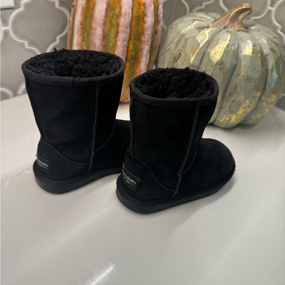 Girls Black Ugg Boots - Picture 2 of 7